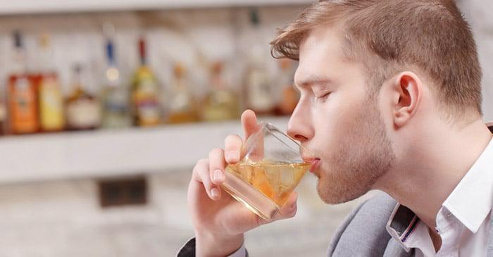 Việc uống rượu khi đói nguy hiểm như thế nào? - Ảnh 1