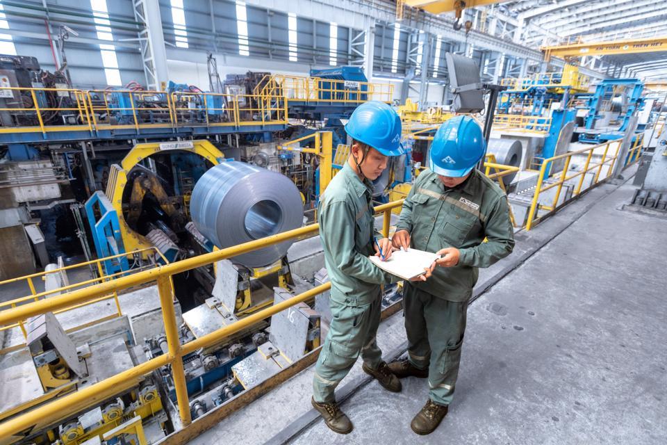 Giá thép kỳ hạn quay đầu giảm. Ảnh: Hòa Phát