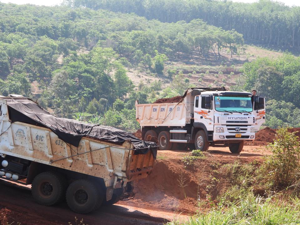 Nhiều vị trí san lấp  nằm ngay mặt tiền Quốc lộ 14, đông người qua lại, trông rất phản cảm, nhà thì nước thất thu vì thất thoát tài nguyên, nhưng  không hiểu sao chính quyền chưa vào cuộc xử lý, . Ảnh: Lâm Thiện.