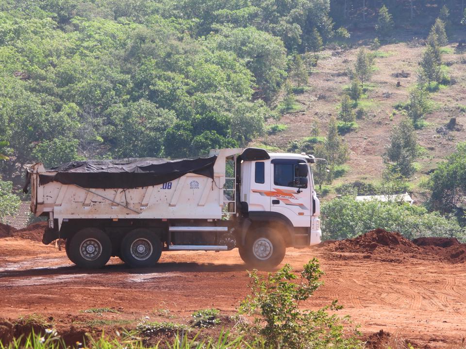 Bình Phước: Một doanh nghiệp khai thác hàng nghìn m3 đất trái phép - Ảnh 1