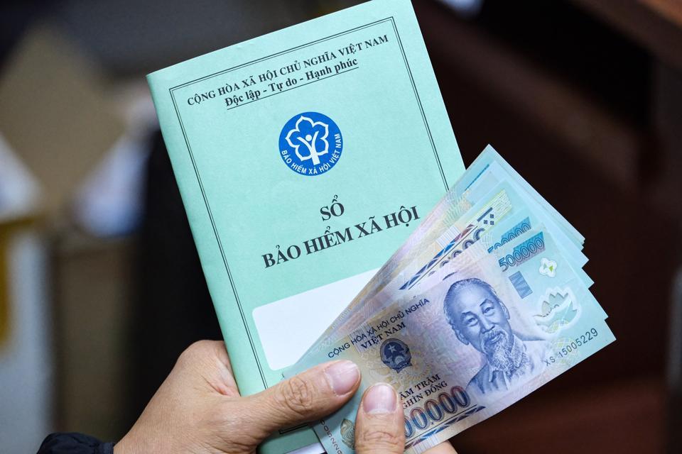 Khi rút bảo hiểm xã hội một lần, người lao động không được hưởng lương hưu và không được cấp thẻ bảo hiểm y tế. Ảnh: Văn Quân.