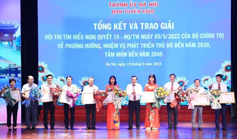 Phó Bí thư Thành ủy Hà Nội Nguyễn Văn Phong trao Bằng khen tặng các cá nhân, tập thể có thành tích xuất sắc trong tổ chức Hội thi tìm hiểu Nghị quyết 15-NQ/TW.