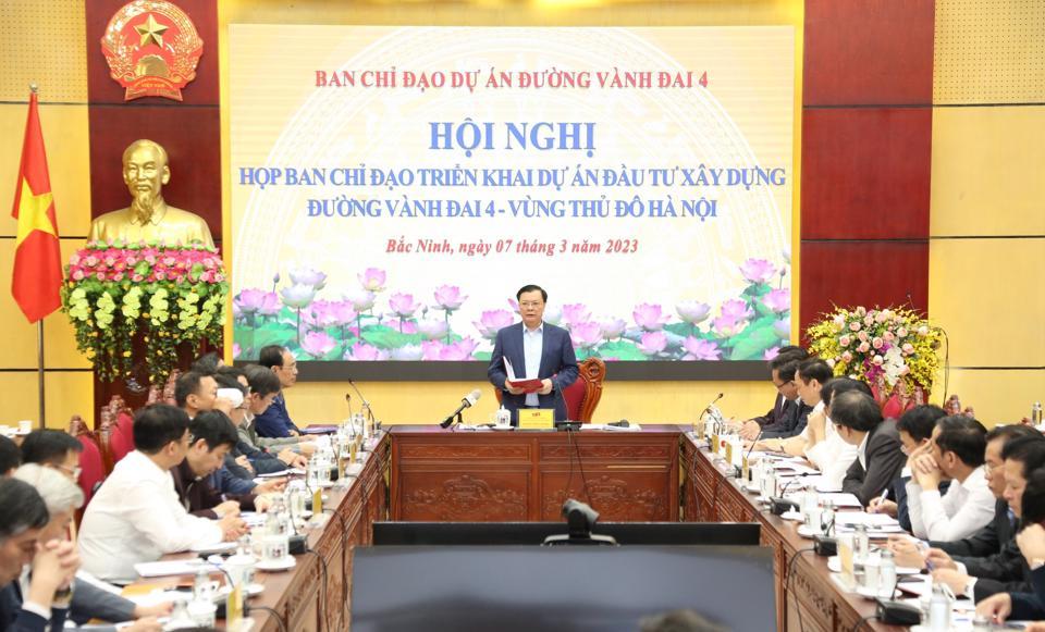 Bí thư Thành uỷ Đinh Tiến Dũng - Trưởng Ban Chỉ đạo Dự án đầu tư xây dựng đường Vành đai 4 – Vùng Thủ đô chủ trì làm việc với 2 tỉnh Hưng Yên, Bắc Ninh thúc đẩy tiến độ thực hiện dự án. (Ảnh: Thanh Hải)