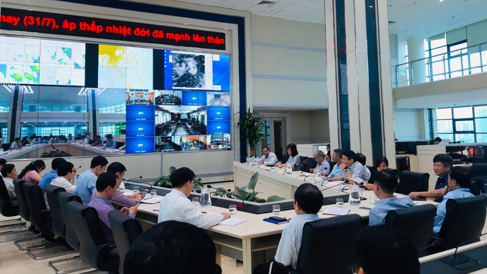 Các chuyên gia, cán bộ, lãnh đạo của Trung tâm dự báo khí tượng thủy văn quốc gia luôn làm việc tập trung cao độ để có bản tin dự báo sớm và chính xác nhất có thể giúp hạn chế rủi ro. Ảnh: Thương Huế