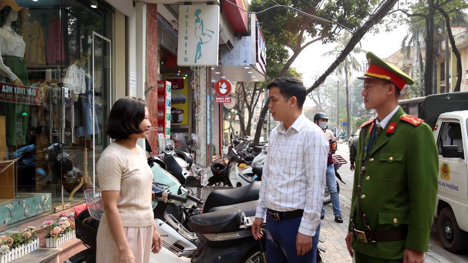 Ban Chỉ đạo 197 phường Nguyễn Trãi (quận Hà Đông) tuyên truyền tới từng hộ dân kinh doanh trên phố Tô Hiệu. Ảnh: Nguyễn Trọng