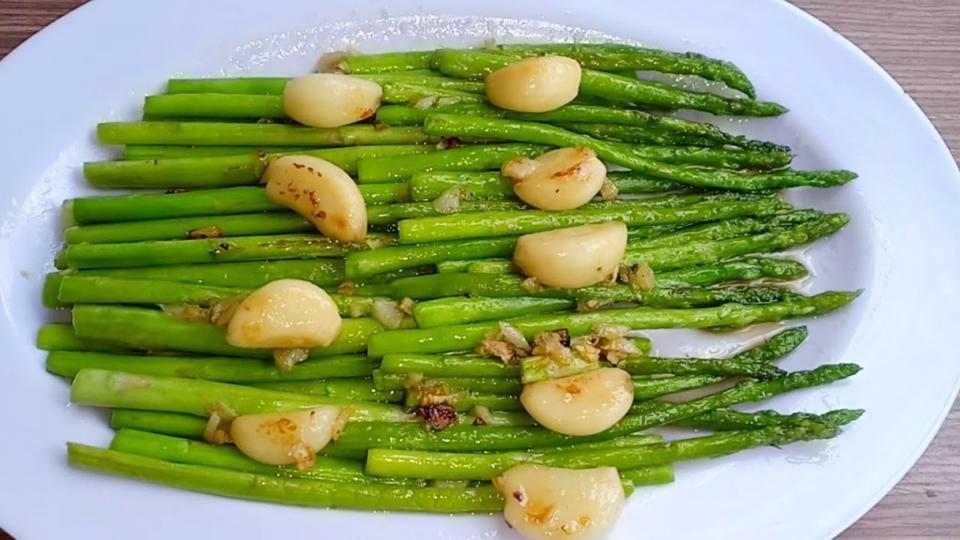 7 thực phẩm quen thuộc khiến cơ thể nặng mùi khó chịu - Ảnh 2