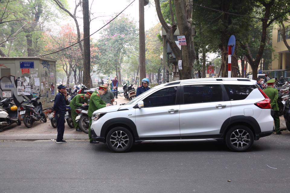 Ban Chỉ đạo 197 quận Ba Đình lập biên bản một điểm trông giữ tại phường Quán Thánh. Ảnh: Nguyễn Trọng  