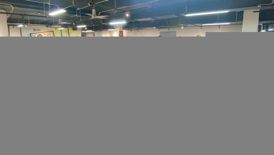 Du khách trải nghiệm nghề làm gốm Bát Tràng.