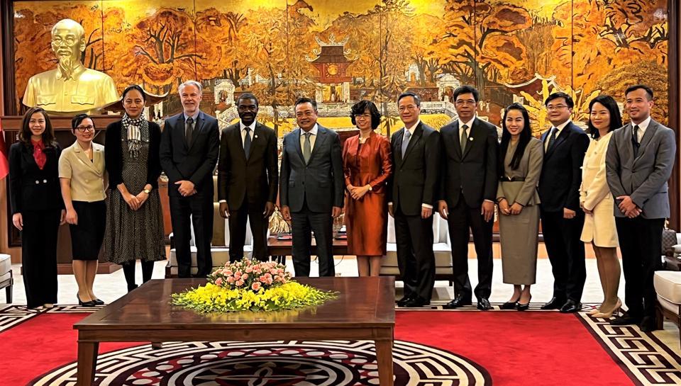 Chủ tịch UBND TP Hà Nội cùng đoàn đại biểu Trung tâm Di sản Thế giới. 