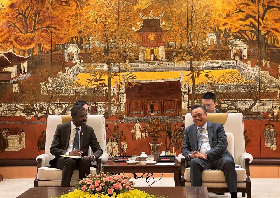 Chủ tịch UBND TP Hà Nội Trần Sỹ Thanh tiếp Giám đốc Trung tâm Di sản Thế giới Lazarre Eloundou. 