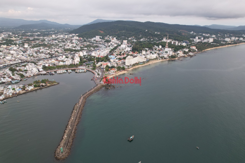 Khu vực bãi biển Dinh Cậu một trong những bãi tắm công cộng còn sót lại để du khách và người dân tắm biển mỗi khi chiều về. Ảnh Hữu Tuấn