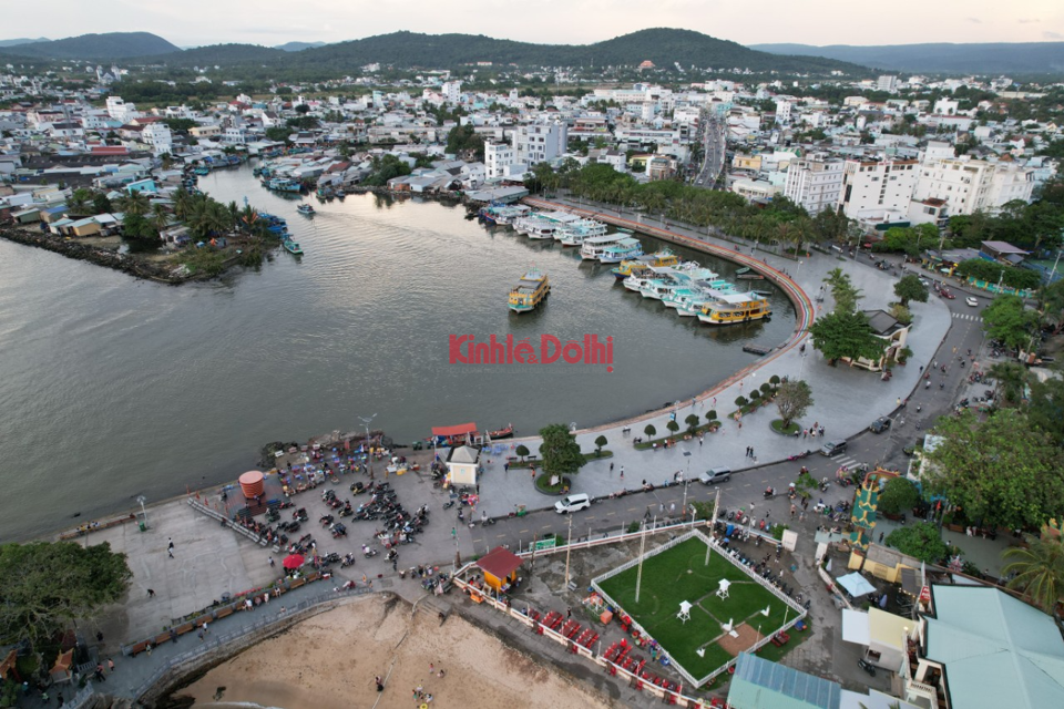 Vào khoảng xế chiều, khu vực công viên Bạch Đằng nơi tập trung rất đông người dân và du khách tham quan, vui chơi. Ảnh Hữu Tuấn