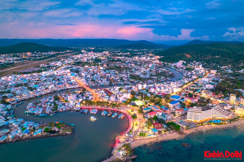 Trung tâm TP Phú Quốc khi lên đèn, đẹp lung linh và huyền ảo. Ảnh Hữu Tuấn