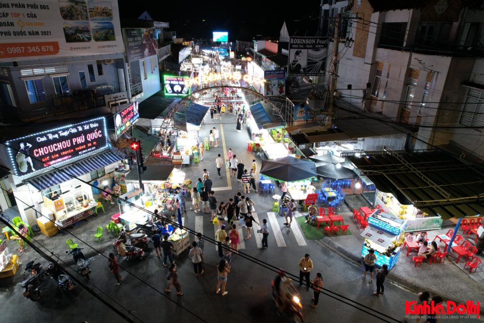 Chợ đêm Phú Quốc một trong những điểm dừng chân khá lý tưởng của du khách khi tham quan mua sắm, thưởng thức hải sản tươi ngon. Ảnh Hữu Tuấn