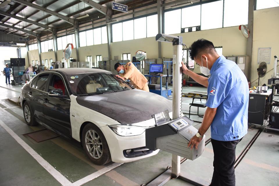 Cảnh sát giao thông cùng với nhân viên đăng kiểm số 29 - 03S kiểm tra xe. Ảnh: Phạm Hùng