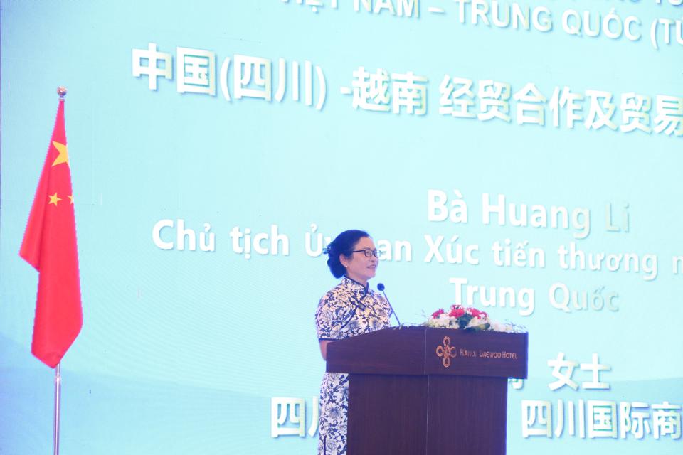 tịch Ủy ban Xúc tiến thương mại Tứ Xuyên (Trung Quốc) Hoàng Lê thông tin tại sự kiện. Ảnh: Khắc Kiên