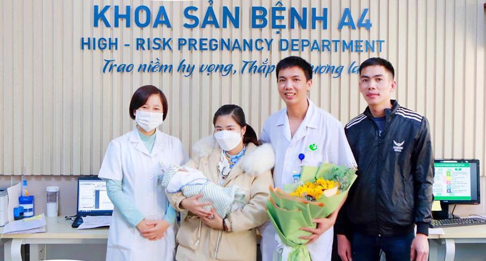 Hạnh phúc ngập tràn khi con chính thức xuất viện trở về nhà với cân nặng 2500 gram , sau 1 tháng được các y bác sĩ, nhân viên y tế khoa Sơ sinh chăm sóc tận tình. Ảnh: BVCC