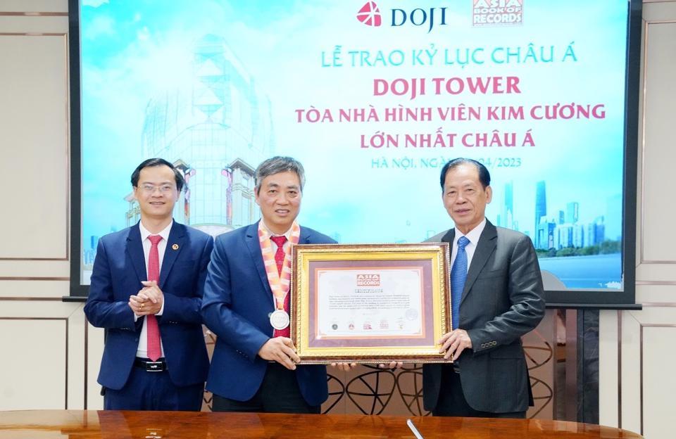 Ông Dương Anh Tuấn – Phó Tổng Giám đốc Tập đoàn DOJI đại diện nhận huân chương và giấy chứng nhận từ Asia Book of Records