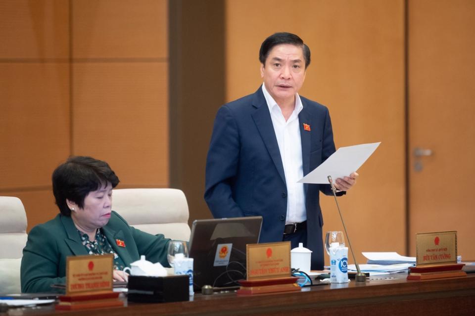 Tổng Thư ký Quốc hội Bùi Văn Cường báo cáo tại phiên họp