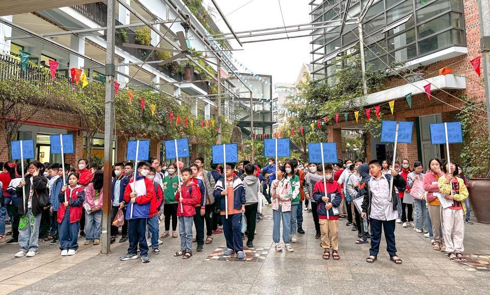 Bên trong sân trường, học sinh xếp hàng trật tự (Ảnh: FB NT)