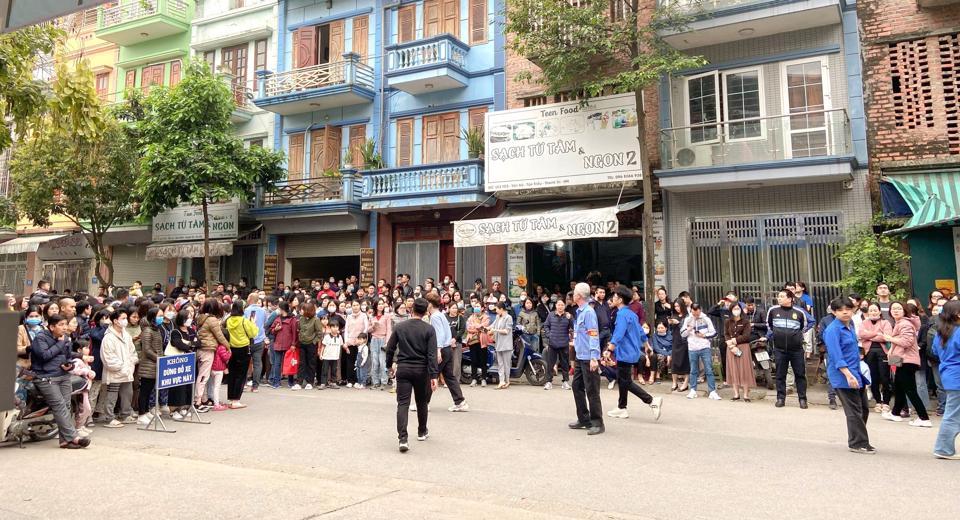 Các lực lượng nỗ lực điều tiết giao thông, trật tự ở khu vực cổng trường (Ảnh: FB NT)