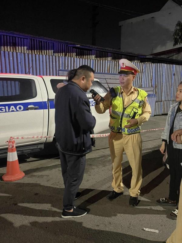 Phạt tài xế người nước ngoài 17 triệu đồng vì uống rượu, bia vẫn lái xe - Ảnh 1