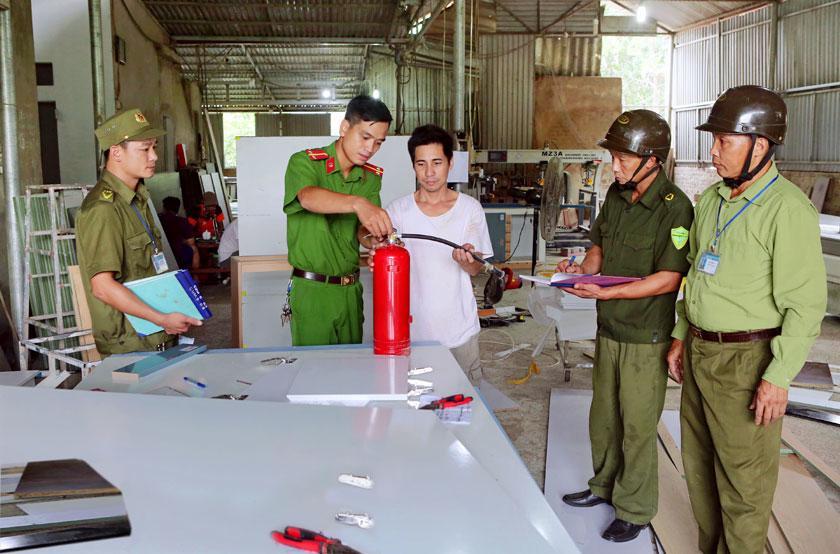 Công an hướng dẫn sử dụng phương tiện phòng cháy chữa cháy cho các doanh nghiệp sản xuất đồ gỗ. 