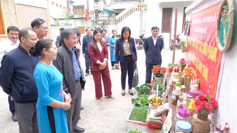 Mô hình tái chế rác thải bảo vệ môi trường trong xây dựng nông thôn mới tại huyện Sóc Sơn (TP Hà Nội).