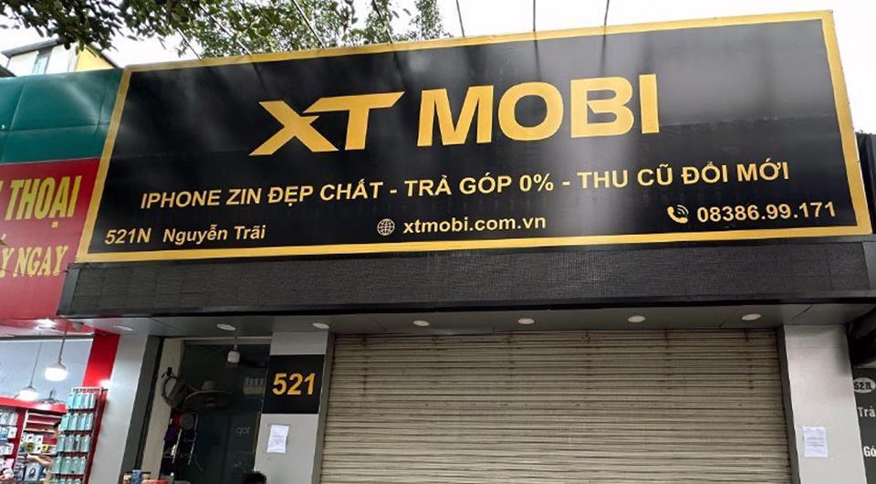 Cửa hàng XTMobi trên phố Nguyễn Trãi (quận Thanh Xuân) đóng cửa dừng hoạt động để né lực lượng chức năng. Ảnh: Hoài Nam