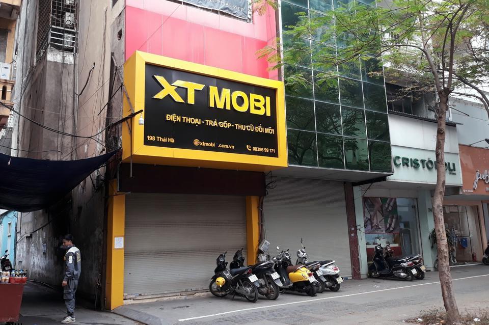 Cửa hàng điện thoại XT Mobi tại 198 phố Thái Hà (quận Đống Đa) đóng cửa dừng hoạt động né tránh lực lượng chức năng. Ảnh: Hoài Nam