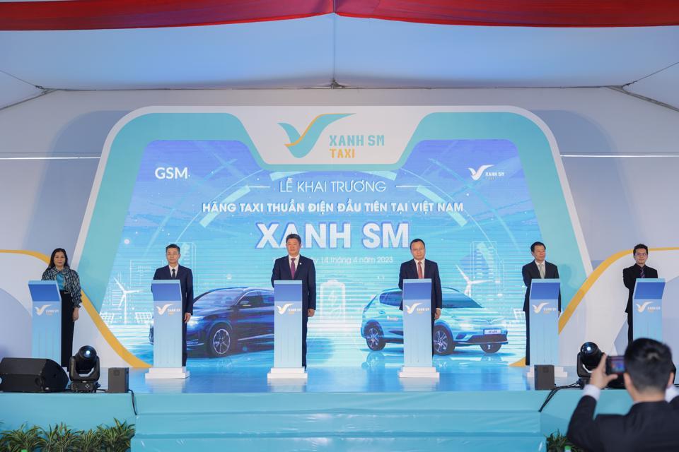 Các đại biểu thực hiện nghi thức khai trương hãng taxi thuần điện đầu tiên tại Việt Nam