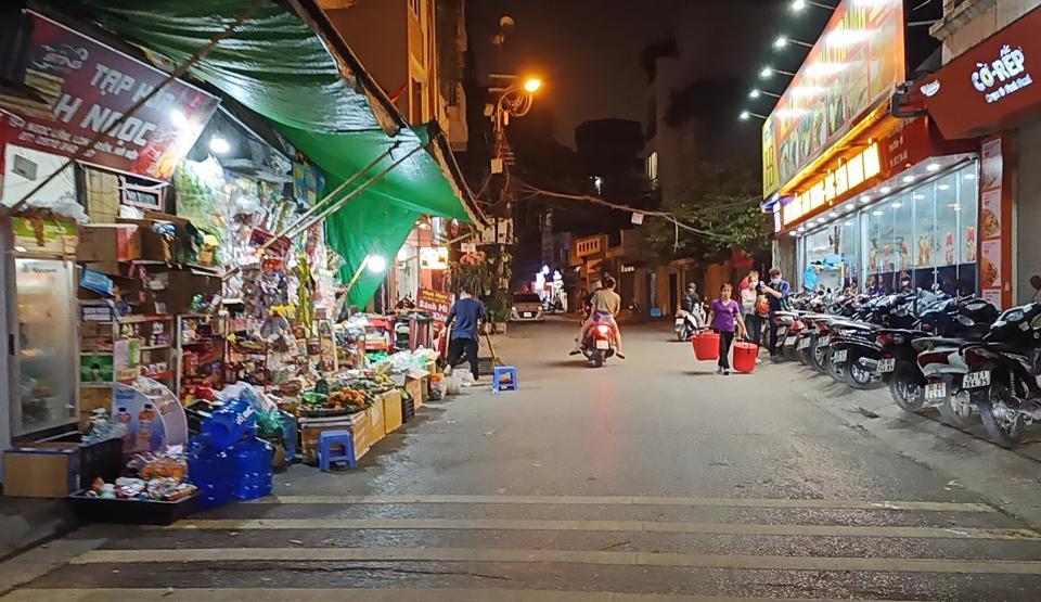 Tại ngõ 154 Ngọc Lâm, xe máy, hàng hóa bày biện kín vỉa hè, lòng đường khiến người đi bộ chỉ còn cách di chuyển xuống lòng đường.