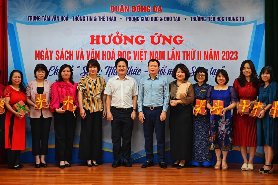 Phó Chủ tịch UBDN quận Đống Đa Nguyễn Thanh Tùng trao sách cho các đơn vị.