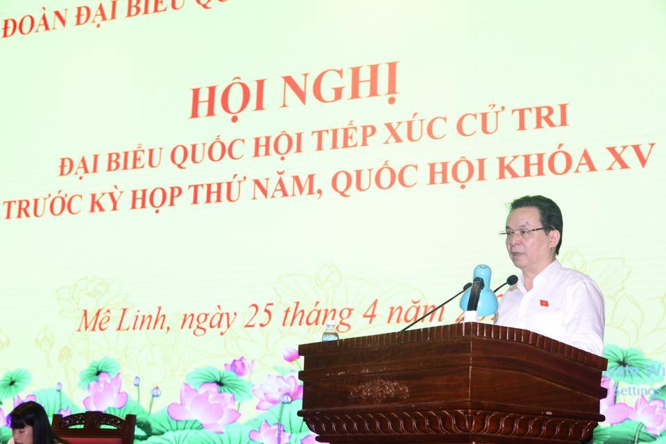 Đại biểu Quốc hội Hoàng Văn Cường tiếp thu, trao đổi với cử tri