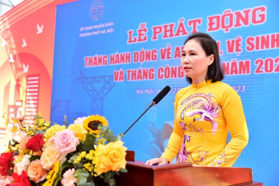 Chủ tịch UBND quận Hà Đông Cấn Thị Việt Hà phát biểu hưởng ứng Lễ phát động Tháng hành động An toàn, vệ sinh lao động và Tháng Công nhân TP Hà Nội năm 2023. Ảnh: LĐTĐ.