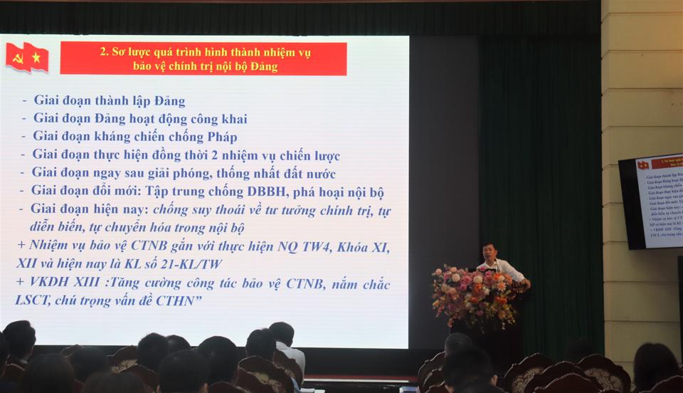 Phó Cục trưởng Cục Bảo vệ chính trị nội bộ, Ban Tổ chức T.Ư Đỗ Đức Trung giới thiệu những nội dung cơ bản về tăng cường công tác bảo vệ chính trị nội bộ trong tình hình mới