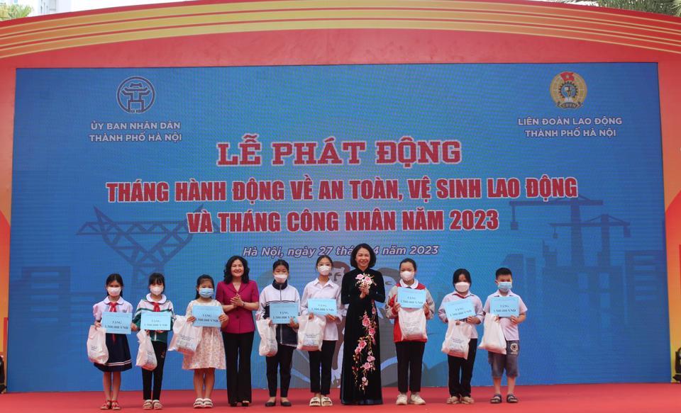 Thứ trưởng Bộ LĐTB&XH Nguyễn Thị Hà và Phó Chủ tịch UBND TP Hà Nội Vũ Thu Hà tặng quà cho con công nhân lao động có hoàn cảnh khó khăn. 