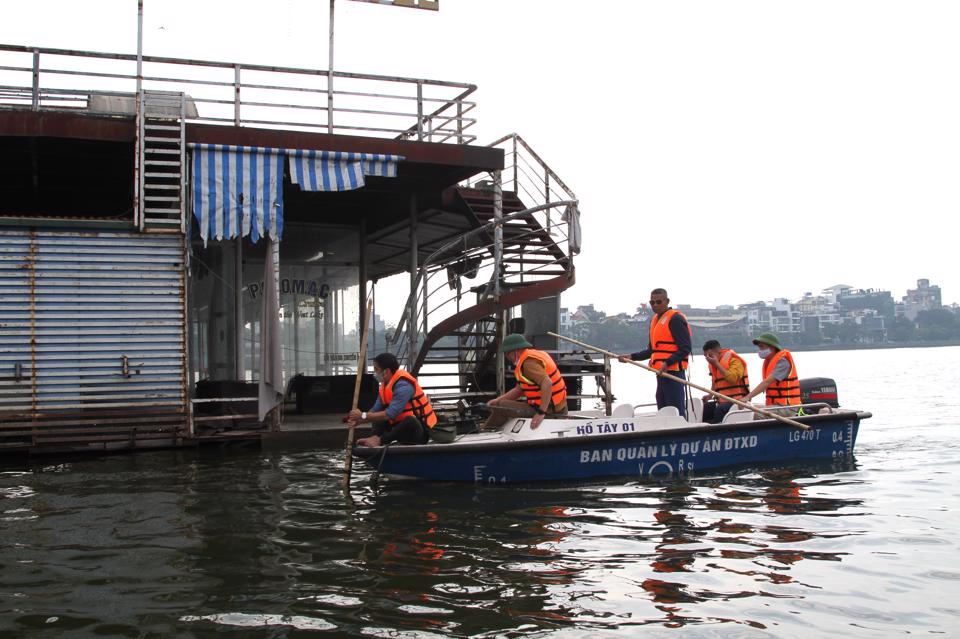 Tháo dỡ, di chuyển sàn chìm trên hồ Tây - Ảnh 1