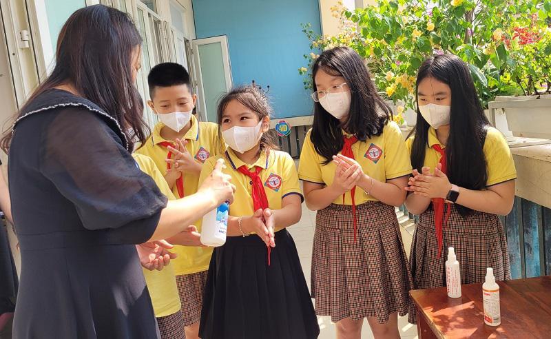 Các trường học ở Hà Tĩnh tích cực tuyên truyền, vận động học sinh đeo khẩu trang, rửa tay sát khuẩn phòng, chống dịch Covid-19