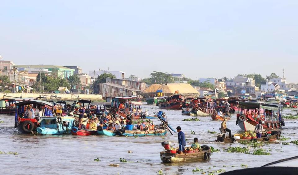 Chợ nổi Cái Răng trong buổi sáng họp chợ.