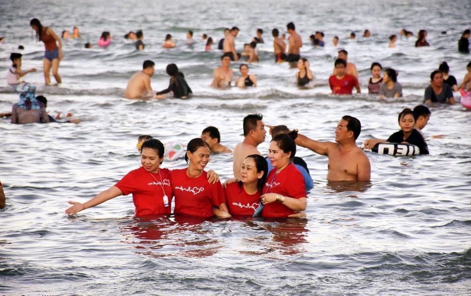 Khách du lịch tắm biển Nha Trang. Ảnh: Hoài Nam