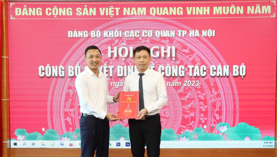 Bí thư Đảng ủy Khối các cơ quan thành phố Doãn Trung Tuấn trao quyết định cho đồng chí Nguyễn Thành Lợi.