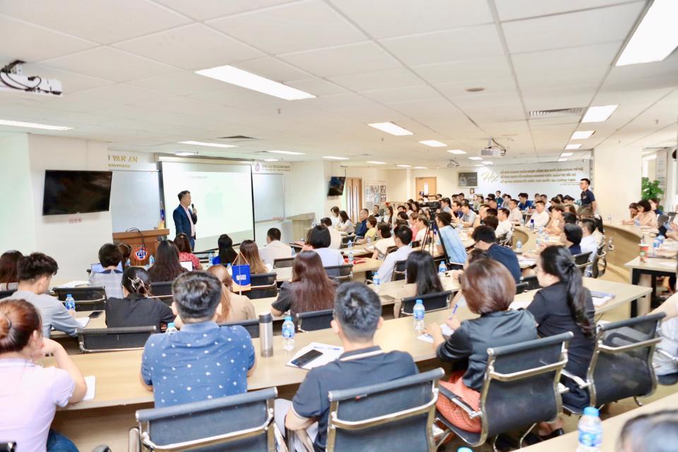 Quang cảnh CEO Talks về xây dựng thương hiệu cho doanh nghiệp do Câu lạc bộ CEO 1983 phối hợp tổ chức.