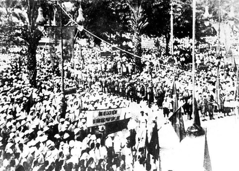 Đồng bào Sài Gòn tổng khởi nghĩa giành chính quyền ngày 25/8/1945, hưởng ứng Lời kêu gọi Tổng khởi nghĩa của Trung ương Đảng và Chủ tịch Hồ Chí Minh. (Ảnh: Tư liệu TTXVN)