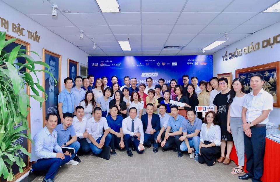 Các thành viên CEO 1983 tham dự CEO Talks với chủ đề xây dựng thương hiệu doanh nghiệp.
