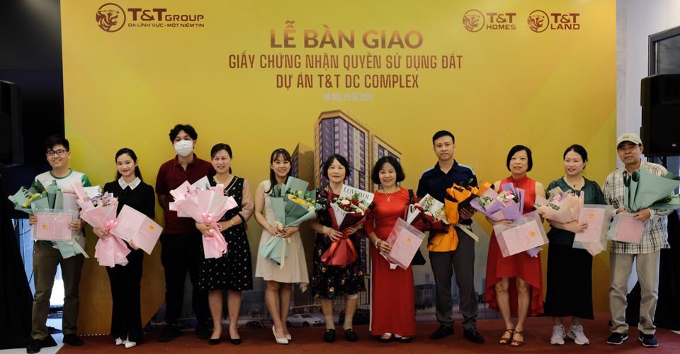 Tổng Giám đốc T&T Homes (giữa) Bùi Thị Minh Tâm nhận giải thưởng “Nhà phát triển bất động sản đột phá nhất Việt Nam 2022”.