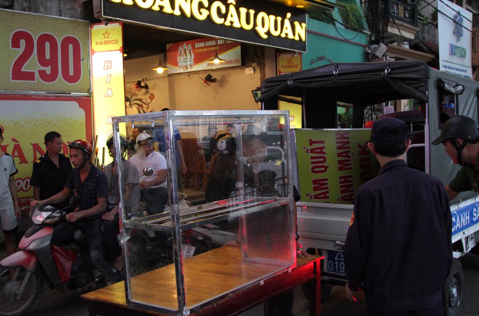 Lực lượng chức năng thu giữ các vật dụng lấn chiếm lòng đường, vỉa hè làm nơi kinh doanh.