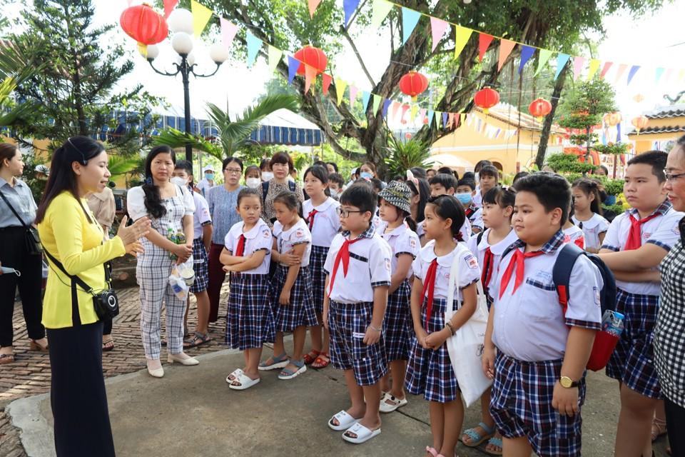 Học sinh tham quan, tìm hiểu tại Đình Bình Thủy dịp Lễ hội Kỳ yên Thượng Điền.