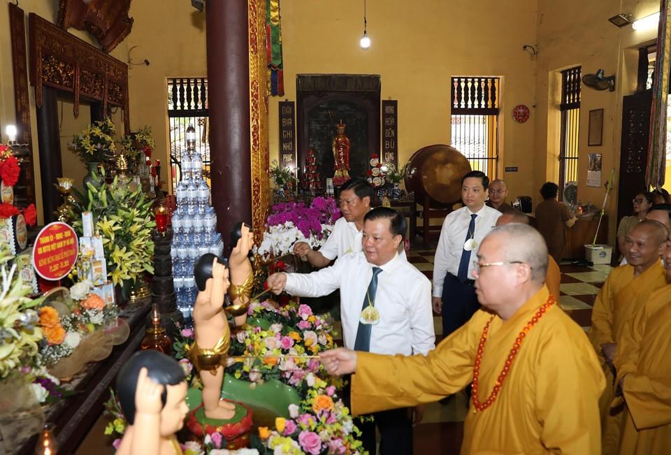 Bí thư Thành ủy Đinh Tiến Dũng cùng lãnh đạo thành phố thực hiện nghi lễ tắm Phật.