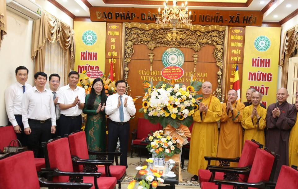 Bí thư Thành ủy Đinh Tiến Dũng cùng lãnh đạo thành phố thăm, chúc mừng Trung ương Giáo hội Phật giáo Việt Nam.